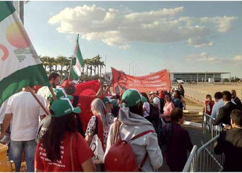 Manifestantes pró-Lula entram em confronto com seguranças do STF