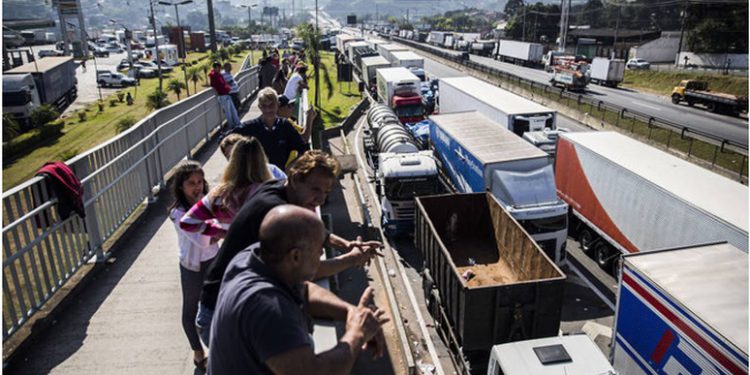 Policia Federal investigará mensagens falsas sobre greve de caminhoneiros, diz governo