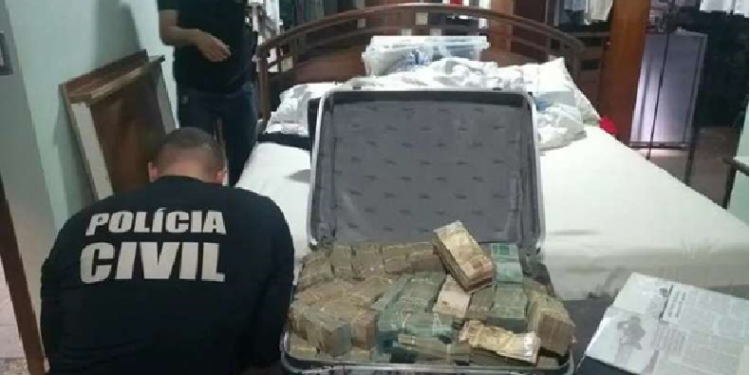 Polícia encontra mala com R$ 1,2 mi em propriedade ligada a João de Deus
