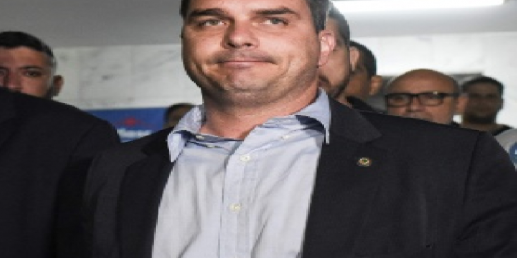 O senador eleito pelo (PSL-RJ) Flávio Bolsonaro descarta apoiar Renan ao Senado