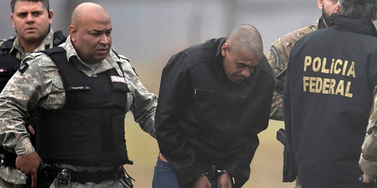 PF cumpre mandado em escritório de advogado do agressor de Bolsonaro