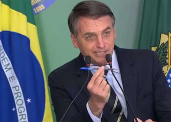 Bolsonaro assina decreto que flexibiliza a posse de armas