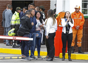 Um carro-bomba explode em escola da polícia deixa mortos em Bogotá