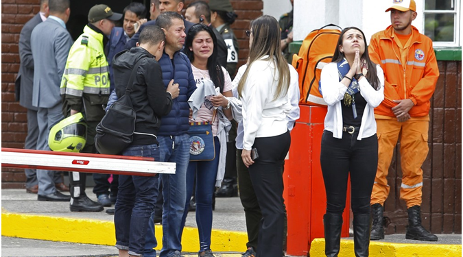Um carro-bomba explode em escola da polícia deixa mortos em Bogotá