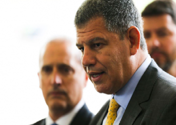 A novela Bebianno poderá ter fim hoje, ele diz não ter nada a falar sobre Bolsonaro, mas sugere que poderá sair atirando