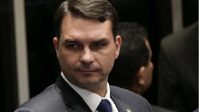 Promotor se declara suspeito para investigar ex-assessor de Flávio Bolsonaro