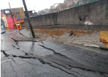 Cratera em Guarulhos deixa moradores sem água
