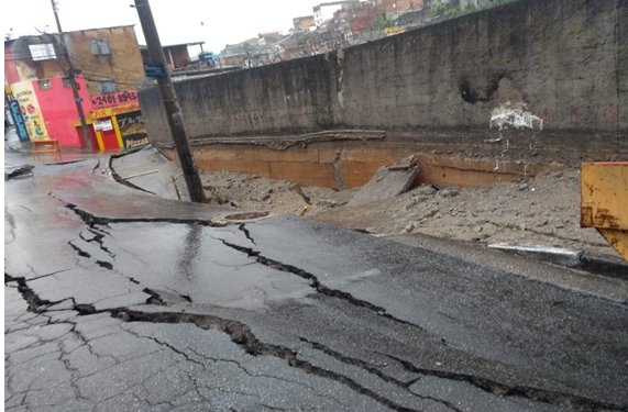 Cratera em Guarulhos deixa moradores sem água