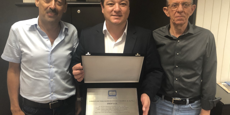 Deputado Márcio Nakashima recebe homenagem do Sindifícios-SP