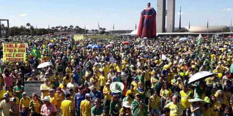 Em Brasília tem Super-Moro inflado e pedidos orações para Bolsonaro