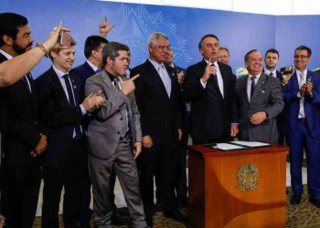 Fim da guerra entre olavistas e militares diz Bolsonaro