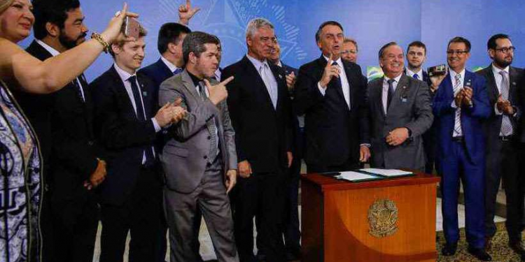 Fim da guerra entre olavistas e militares diz Bolsonaro