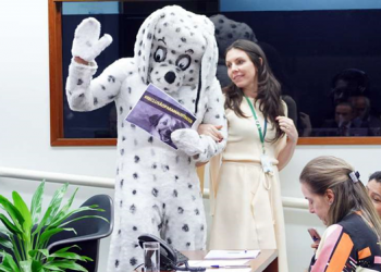 Homem fantasiado de cachorro participa de audiência na Câmara dos Deputados