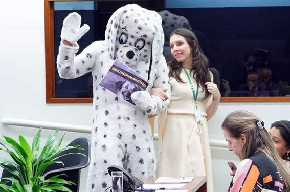 Homem fantasiado de cachorro participa de audiência na Câmara dos Deputados