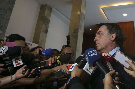 Bolsonaro inaugura aeroporto na Bahia e diz que ama o Nordeste