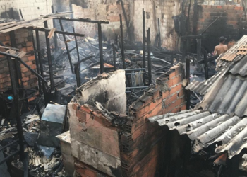 Incêndio atinge casas na comunidade Ipanema de Guarulhos