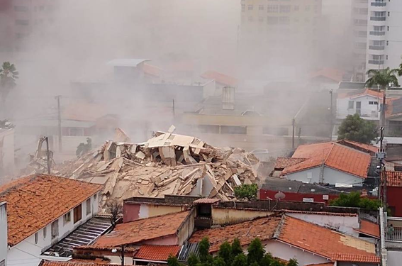 Prédio residencial de sete andares desaba em Fortaleza