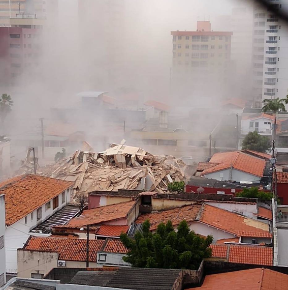 Prédio residencial de sete andares desaba em Fortaleza