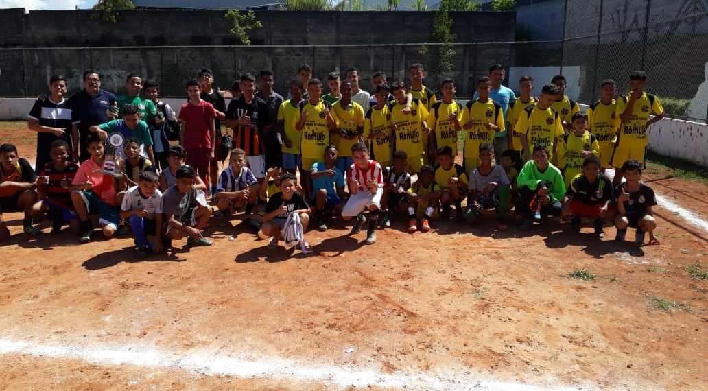 Dezenas de crianças comparecem ao campo do Paulista nesse sábado 12 de outubro