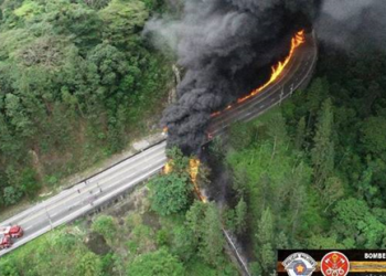 Caminhão-tanque tomba e pega fogo em acidente na Tamoios