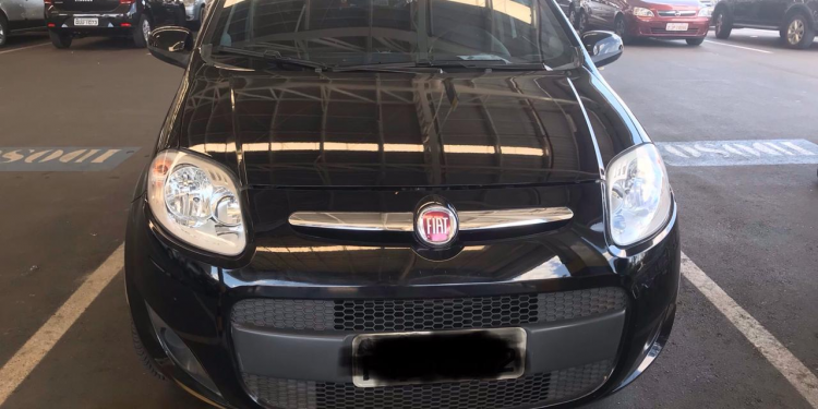 Vende-se Palio Atractive Ano 2014 Modelo 2015 Completo Baixo KM Unica Dona