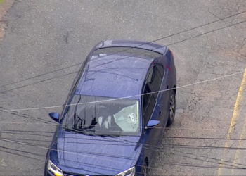 PM é alvo de tentativa de assalto e carro fica com marcas de tiros no para-brisa em SP