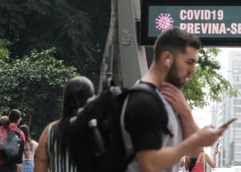 Casos confirmados de coronavírus em SP sobem de 65 para 136 em 1 dia