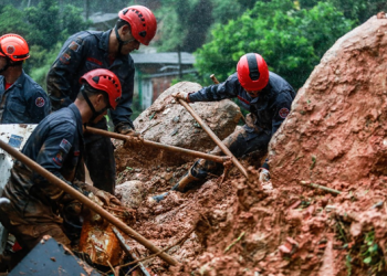 Chuva na Baixada Santista deixa 18 mortos e 30 desaparecidos, diz Corpo de Bombeiros