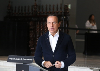 Presos de SP vão produzir 320 mil máscaras de proteção ao coronavírus, diz Doria