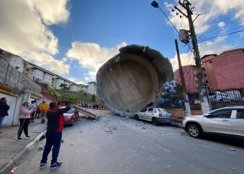 Caixa d’água desaba em Diadema, na Grande SP, amassando alguns carros