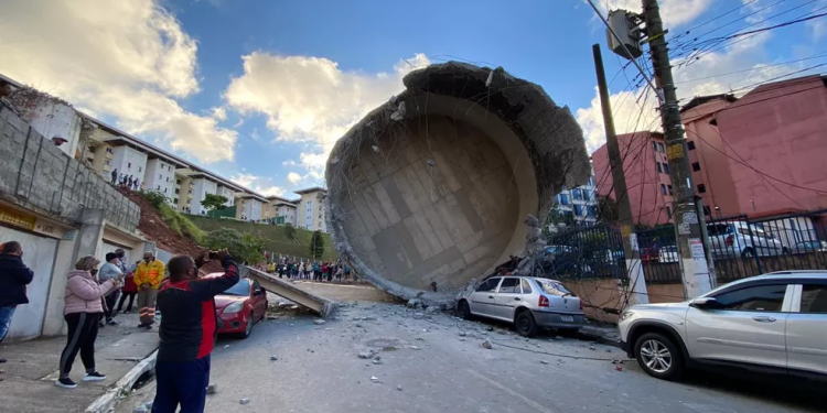 Caixa d’água desaba em Diadema, na Grande SP, amassando alguns carros