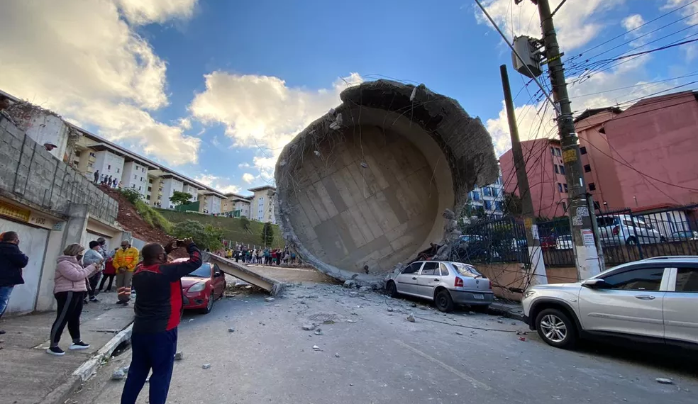 Caixa d’água desaba em Diadema, na Grande SP, amassando alguns carros