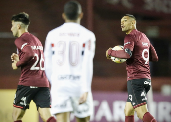 Lanús vence por 3 a 2 o frágil São Paulo