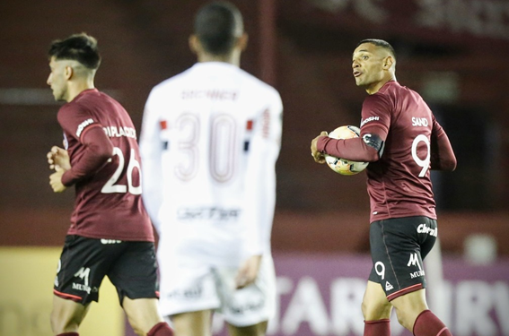 Lanús vence por 3 a 2 o frágil São Paulo