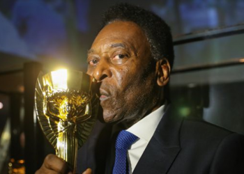 Pelé 80 anos: o jogo que deu ao craque o título de ‘rei’ em crônica de Nelson Rodrigues