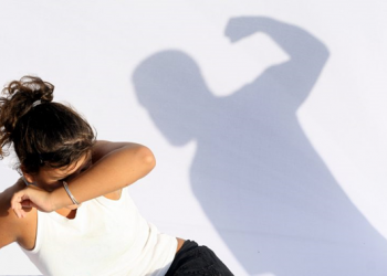 Proposta facilita concessão de medida protetiva para mulher por delegado de polícia