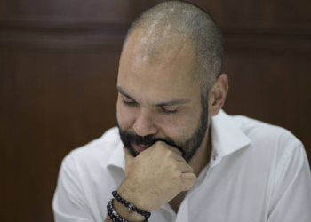 Bruno Covas paralisa planos de abertura das escolas em São Paulo