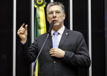 O projeto que dispensa veículos de aplicativo transportar crianças em cadeirinha