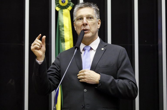 O projeto que dispensa veículos de aplicativo transportar crianças em cadeirinha