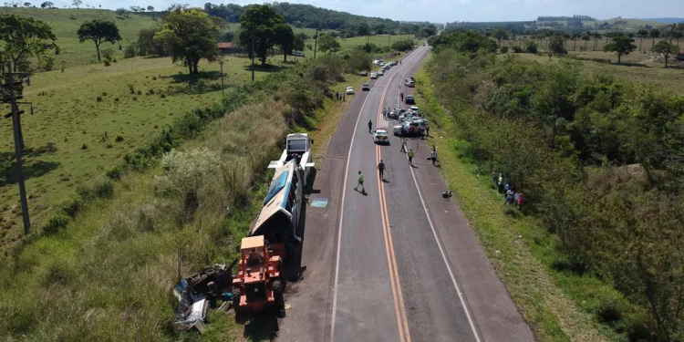 Acidente em Taguaí sobrecarrega IML, e corpos são armazenados em caminhão frigorífico
