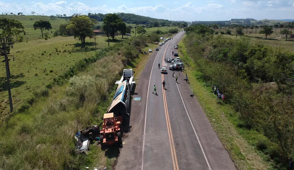 Acidente em Taguaí sobrecarrega IML, e corpos são armazenados em caminhão frigorífico