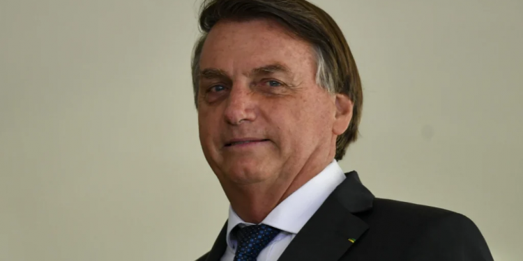 Pesquisa Datafolha aponta que 52% dos brasileiros isentam Bolsonaro de culpa por mortes na pandemia