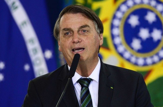 Bolsonaro nega atraso na vacinação