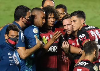 Flamengo perde do São Paulo por 2 a 1, mas conta é bicampeão brasileiro