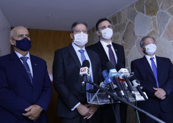 Lira, Pacheco e Guedes se comprometem a acelerar a volta do auxílio emergencial