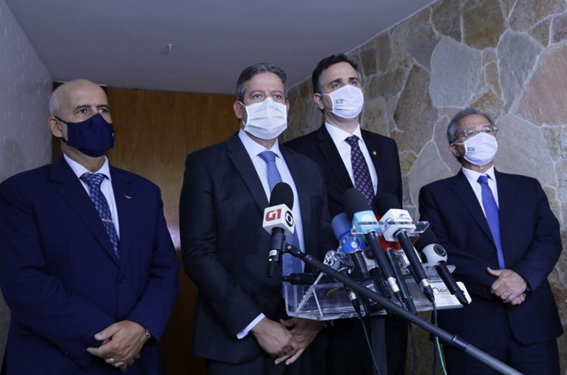 Lira, Pacheco e Guedes se comprometem a acelerar a volta do auxílio emergencial