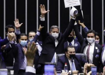 Arthur Lira é eleito presidente da Câmara dos Deputados em 1º turno, com 302 votos