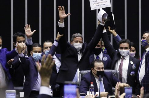 Arthur Lira é eleito presidente da Câmara dos Deputados em 1º turno, com 302 votos