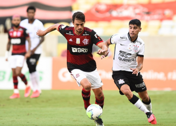 Flamengo vence Corinthians por 2 a 1 e ‘decide’ no confronto direito com o Inter