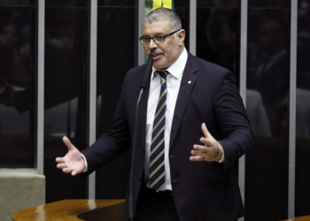 Projeto criminaliza eventos clandestinos durante pandemia de Covid-19